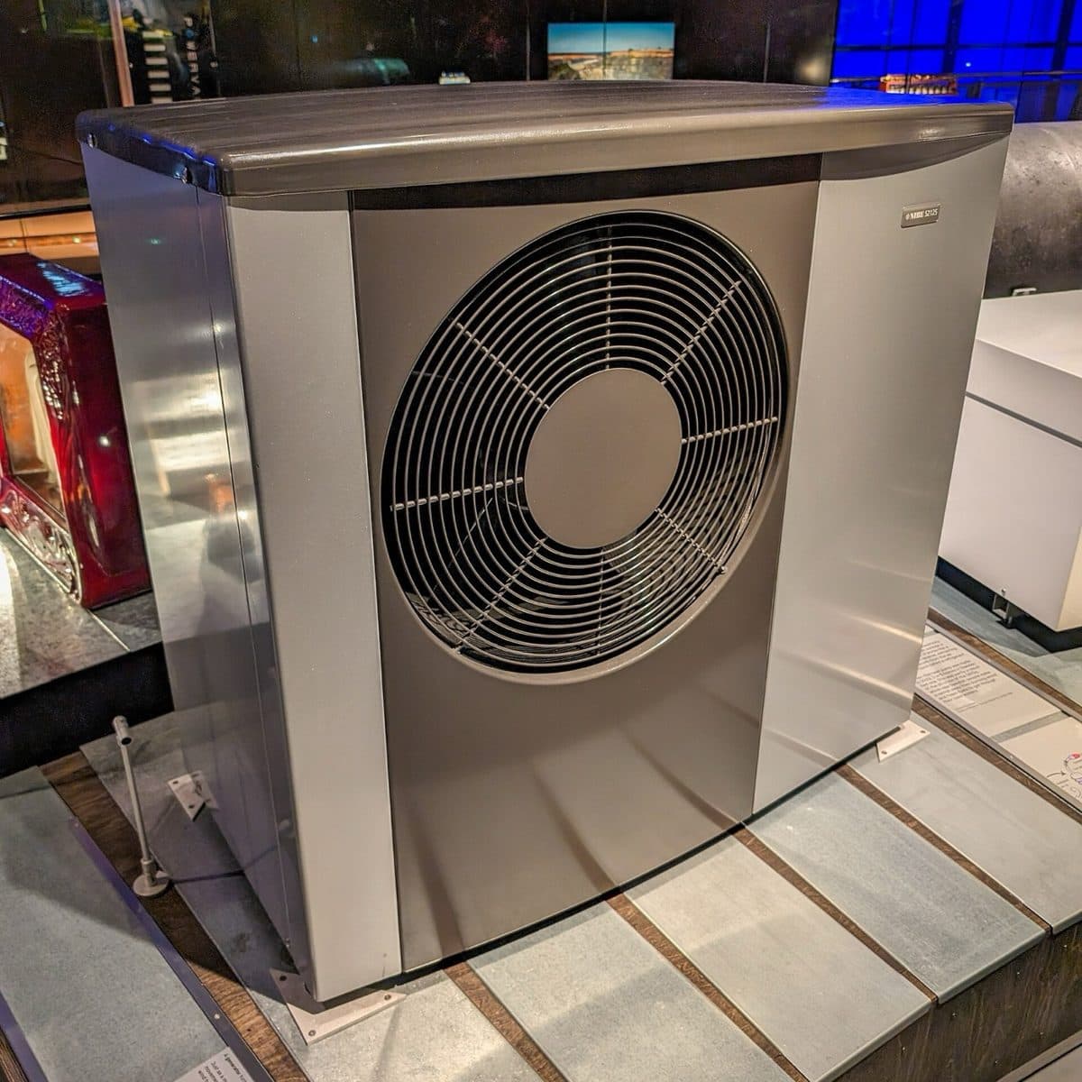 Unité extérieure de pompe à chaleur air/eau installée contre la façade d'une maison