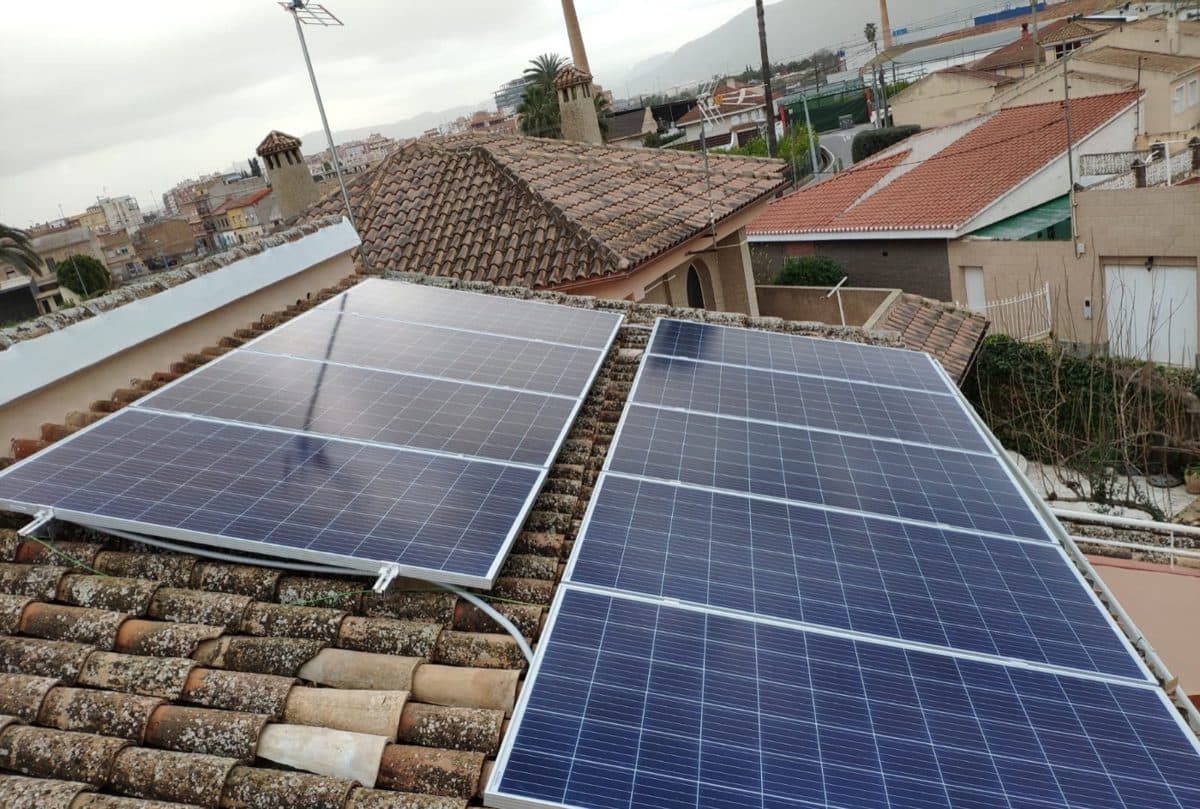 Techniciens installant des panneaux solaires photovoltaïques